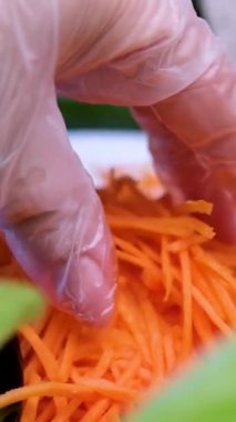 Dışarıdaki ahşap kesme tahtasının üzerinde taze rendelenmiş havuç yığını. Yemek pişirme ya da servis için kullanıma hazır. Kırmızı balıklı börek.