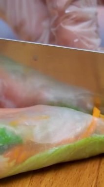 Yumurtalı börekler işlem yapıyor. Vietnam yaz böreği, pirinç kağıdı ambalajı, kadın el yapımı. Üst manzara tuzlu kırmızı balık