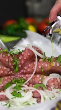 Akdeniz yemeği haşlanmış ahtapot, haşlanmış bütün patates, yeşillik ve salata ile tatlandırılmış. Hareket halinde. Zeytin yağı ahtapot pişirme işlemi