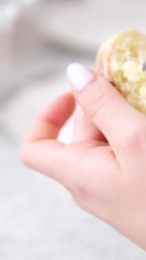 Kadın bir dilim ekmeğe yumuşak tereyağı sürüyor. Ekmeğe krem peynir sürüyorum. Ev hanımı kahvaltı için sandviç yapıyor. Yüksek kalite 4k görüntü