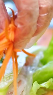 Tavuklu börek ya da pirinç kağıdında karides, tatlı ve ekşi sos, yakın plan, geleneksel Kore Çin yemeği. Lezzetli Vietnam mutfağı. Yüksek kalite 4k görüntü