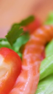 Geleneksel Vietnam usulü taze börek pişirme yöntemi. Taze börek, Vietnam 'da çok sevilen bir yemektir. Canlı lezzetleri, taze malzemeleri ve sanatsal malzemeleriyle ünlüdür. 