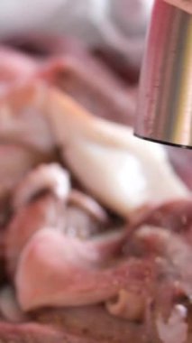 Balık pazarında buz tezgahında duran taze çiğ deniz ürünleri. Ahtapot, karides ve mürekkep balıklarıyla dolu açık bir raf. Kapatın. Yüksek kalite 4k görüntü