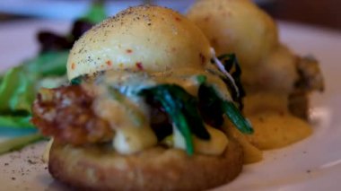 Yumurtalı tost ve köpüklü kahveyle sağlıklı bir kahvaltı. Yüksek kalite 4k görüntü