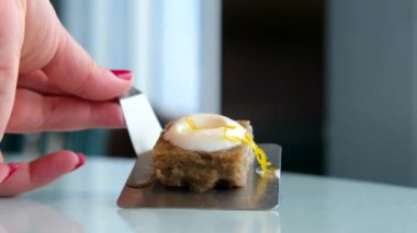 Restoranda fındıklı ve ballı geleneksel Türk tatlı baklavası. Yüksek kalite 4k görüntü