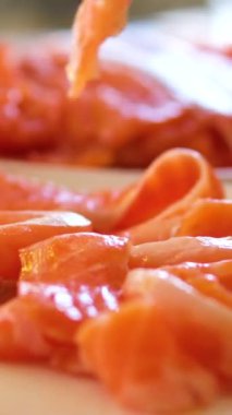 Sashimi Tabağı, Japon suşi restoranı, Taze Ton Balığı ve Somon Dilimleri modern kafede geleneksel yemekler, çiğ kırmızı balık yemeği, omega 3. Yüksek kalite 4k görüntü