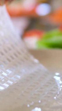 Yumurtalı börekler işlem yapıyor. Vietnam yaz böreği, pirinç kağıdı ambalajı, kadın el yapımı. Üst manzara tuzlu kırmızı balık