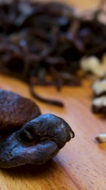 Shiitake mantarları tavada kızarıyor. Yüksek kalite 4k görüntü