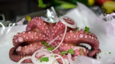Ahtapot maydanozu kızartma tavasında cızırdıyor. Ahtapot, taze soğan, mangır ve susam tohumları..
