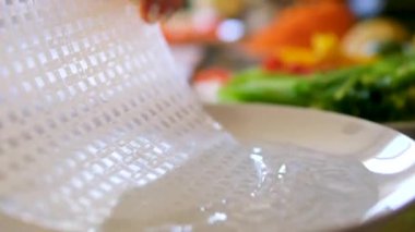 Yumurtalı börekler işlem yapıyor. Vietnam yaz böreği, pirinç kağıdı ambalajı, kadın el yapımı. Üst manzara tuzlu kırmızı balık