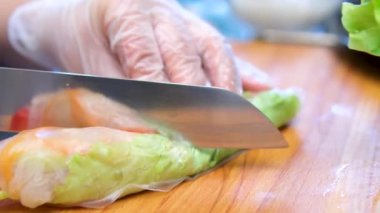 Tavuklu börek ya da pirinç kağıdında karides, tatlı ve ekşi sos, yakın plan, geleneksel Kore Çin yemeği. Lezzetli Vietnam mutfağı. Yüksek kalite 4k görüntü