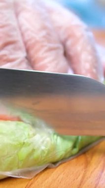 Tavuklu börek ya da pirinç kağıdında karides, tatlı ve ekşi sos, yakın plan, geleneksel Kore Çin yemeği. Lezzetli Vietnam mutfağı. Yüksek kalite 4k görüntü