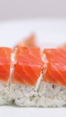 Japon Lokantasında Japon Suşi. Geleneksel Suşi Maki Rolls Suşi Salam Philadelphia Peyniri Avokado, Salatalık, Pirinç ve Nori. Japon Suşi Roll Uramaki, Nigiri ve Hosomaki. 