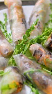 Tabakta börek ve siyah arka planda kırmızı biber sosu var. Yiyecek, içecek ve renk kavramı. Yüksek kalite 4k görüntü