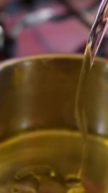 Bitkisel yağ metal bir tavanın altına dökülür. Bir tencereye ayçiçeği yağı dök.