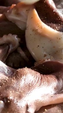 4K görüntüler yakın çekim Döner Döner Döner Döner Döner Salata Mama kalamar ve karides serpiştirilmiş Fıstık, gıda dokusu arka plan. Ahtapota soğan serpin.