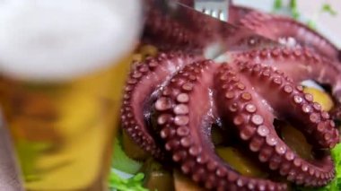 Denizci plakası. Karides, balık ve ahtapot karışımı. ahtapot ve bira