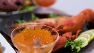 Kerevit, kerevit yakın çekim. Kırmızı kaynamış kerevit, otlar ve beyaz arka planda izole edilmiş limon. Kerevit. Taze ıstakoz yakın plan, dönüyor. Suşi, kızarmış kırmızı balık.