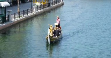 Son gösteriler Kien Giang Eyaleti 'nde boş bir şehir. Meşhur eğlence, eğlence ve alışveriş merkezi. Sıcak ve güneşli bir öğleden sonra. Phu Quoc Adası, Büyük Dünya, Vietnam 01.12.2025 