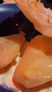 Kavanozda olgun armut ve yoğurt, armut yoğurdu ve masada meyve parçaları. Yüksek kalite 4k görüntü