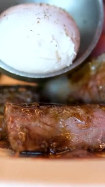 Bbbq sebze ve sos ile servis edilen orta pişmiş yumurta görünümlü az pişmiş biftek. Restoran ana yemek konsepti. Yüksek kalite 4k görüntü