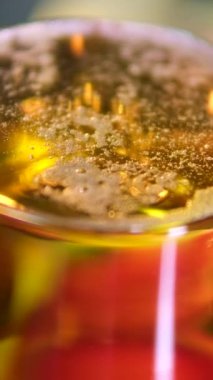 Patates ve bir bardak birayla ızgara ahtapot. Yüksek kalite 4k görüntü