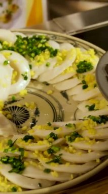 Kadın bir şef pirinç keki keser. Lotek yapmaya hazırlık, tipik bir Endonezya yemeği içinde fıstık sosu serpiştirilmiş sebzeler. Yüksek kaliteli FullHD görüntüler