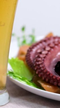bira deniz ürünleri ahtapotu. Bir bardak bira güzel ahtapot yemek lüks deniz ürünleri restoranı.