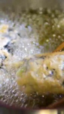 Asya mutfağında sushi pişirirken peynir kapaklı bir aşçılık kursunda hamur işi ve avokadoyla pişirilen ekmek kırıntıları ile meşale suşi temposu kullanın.. 