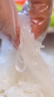 Profesyonel restoran mutfağında erişte tartmak müşteriler için yemek pişirmek, yakın çekim. Yüksek kalite 4k görüntü