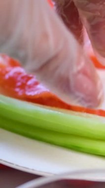 Yumurtalı börekler işlem yapıyor. Vietnam yaz böreği, pirinç kağıdı ambalajı, kadın el yapımı. Üst manzara tuzlu kırmızı balık