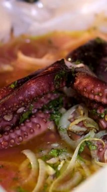 Aşçı İspanya 'daki Feria Galaksisi' nde ahtapot hazırlıyor. Yüksek kalite 4k görüntü