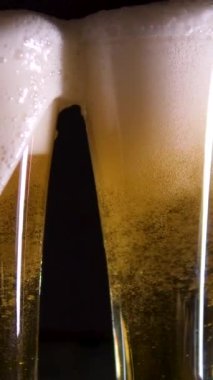 Bira bardağında bira, köpüklü kabarcıklar ve köpüklü bir kafa oluşturur. Bira köpüğü camdan aşağı akıyor. - Evet. Detaylı çekim, makro. Bira, Ekim Festivali kutlamalarının ruhunu yakalıyor. Köpük dışarı çıkar.