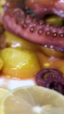 Beyaz bir tabakta patates ve soslu ahtapot parçası. Yüksek kalite 4k görüntü