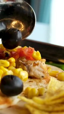 Mısır zeytinli balık kızartması domates. Yüksek kalite 4k görüntü