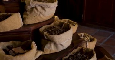 Raflarda kurutulmuş bitkiler ve çaylarla dolu farklı baharat torbaları çıktı. Yüksek kalite 4k görüntü