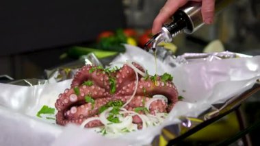 Akdeniz yemeği haşlanmış ahtapot, haşlanmış bütün patates, yeşillik ve salata ile tatlandırılmış. Hareket halinde. Zeytin yağı ahtapot pişirme işlemi