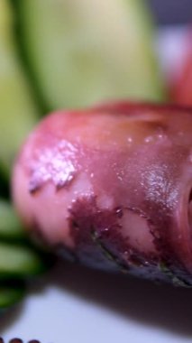 Çiğ deniz tarağı ve taze ahtapot, odak dinamik değişimi, yakın çekim. ahtapot salatalıkları