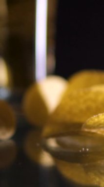 Belçika birası, bir bardak taze bira. Masada patates cipsi. Yüksek kalite 4k görüntü