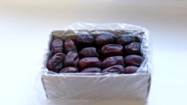 Kutudan tarihleri kaldırmak için beyaz plastik çatal kullan. Yüksek kalite 4k görüntü