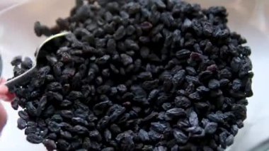 Öğütülmüş kuru üzümler kuru üzüm ezmesi yapar. Öğütücü kuru üzüm tohumları