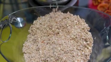 Kıyma makinesinde fındık ezmeli badem. Fındıkları doğra