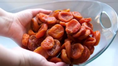 Kurutulmuş kayısıları yakından çek. Kuru, çiğ kayısı ve meyve yemeği. Üst manzara kasesi. Lezzetli, sağlıklı tatlı. Yüksek kalite 4k görüntü