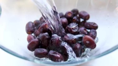 Kuru Medine kahverengi desenli porselen kasede kavramsal olarak yapılmış cam kaplarda dönen ilginç açılarla doludur. Yüksek kalite 4k görüntü