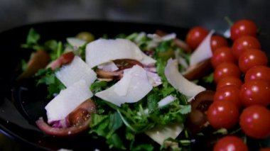 Kirazlı domates, avokado, peynir, zeytin ve roka salatası yapıyorum. Salata için parmesan peyniri.