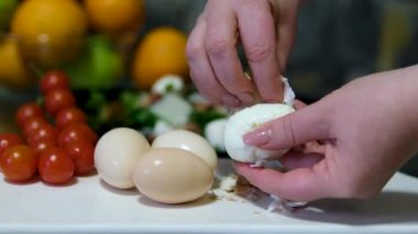 Kadınlar mükemmel soyulmuş yumurta verir. Yüksek kalite 4k görüntü