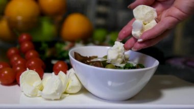 Domatesli burrata ve fesleğen salatası, kremalı mozzarella, olgun domatesler ve kokulu fesleğen yaprakları. Yüksek kalite 4k görüntü