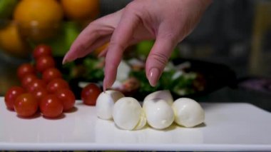 Domatesli burrata ve fesleğen salatası, kremalı mozzarella, olgun domatesler ve kokulu fesleğen yaprakları. Yüksek kalite 4k görüntü