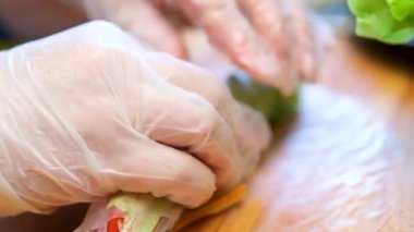 Taze karides ve havyar Asya Füzyon Aperatifi ile Taze Deniz Ürünleri Bahar Rolls 'u. Taze karides, marul ve havyarla doldurulmuş lezzetli deniz mahsulleri. Bu nefis Asya yemekleri. 