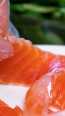 Yumurtalı börekler işlem yapıyor. Vietnam yaz böreği, pirinç kağıdı ambalajı, kadın el yapımı. Üst manzara tuzlu kırmızı balık